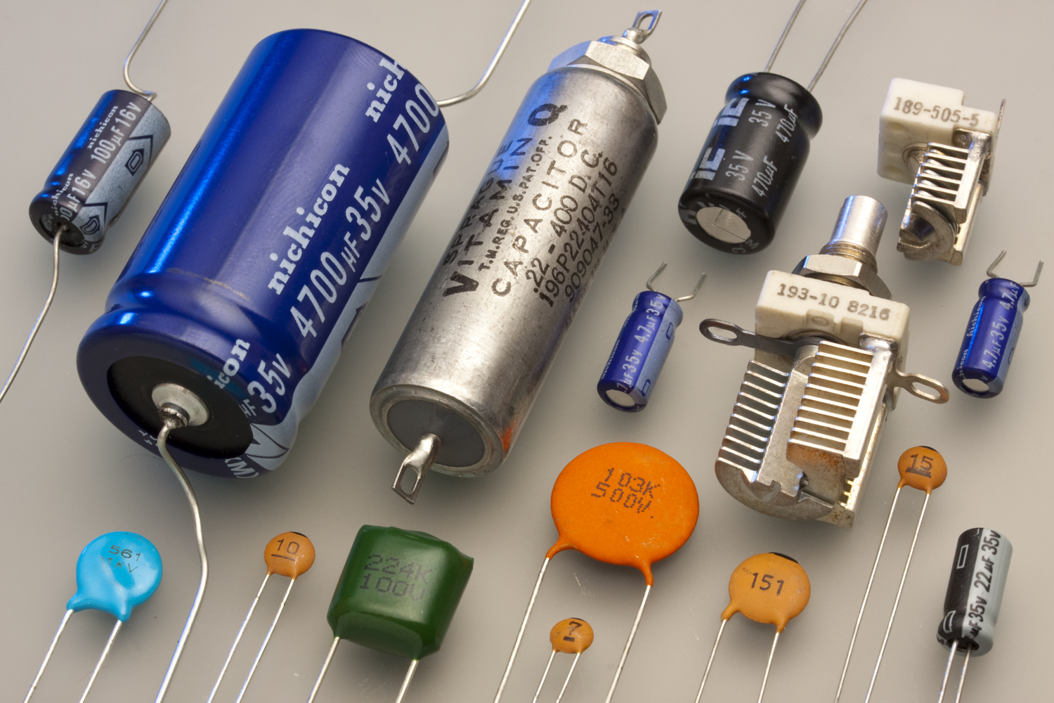 CAPACITORS- WHAT IS A CAPACITOR?